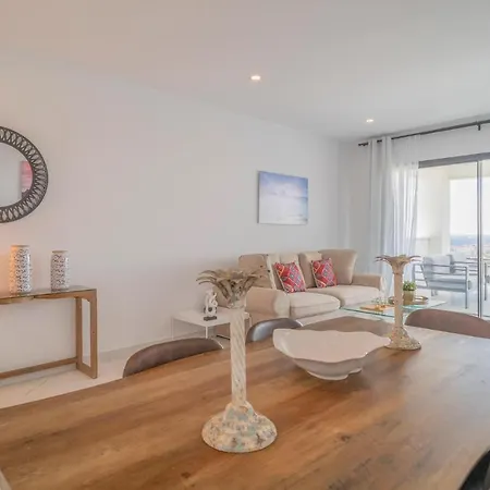 Apartament Awesome In With 2 Bedrooms, Wifi And Outdoor Swimming Pool